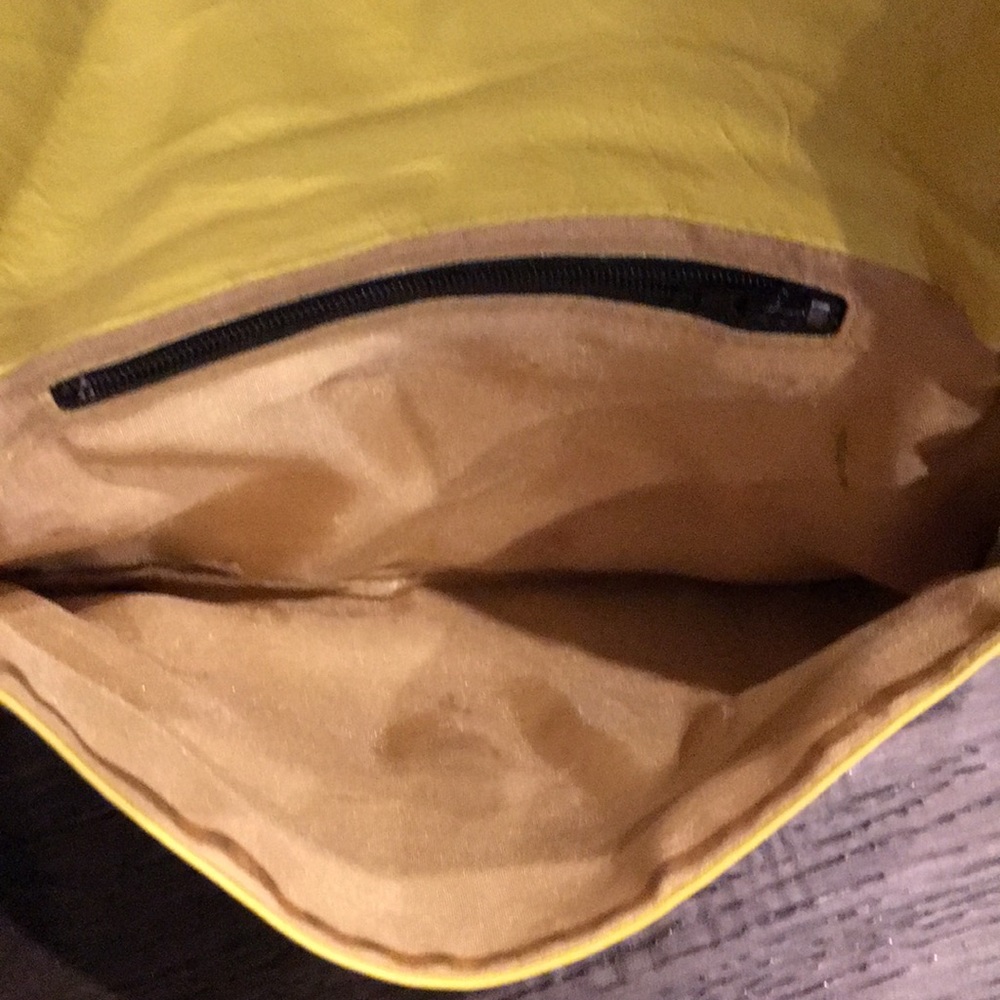 Vintage yellow leather clutch from UO - Picture 3 of 4